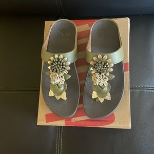Fino Floral Cluster Toe sandals Fitflop